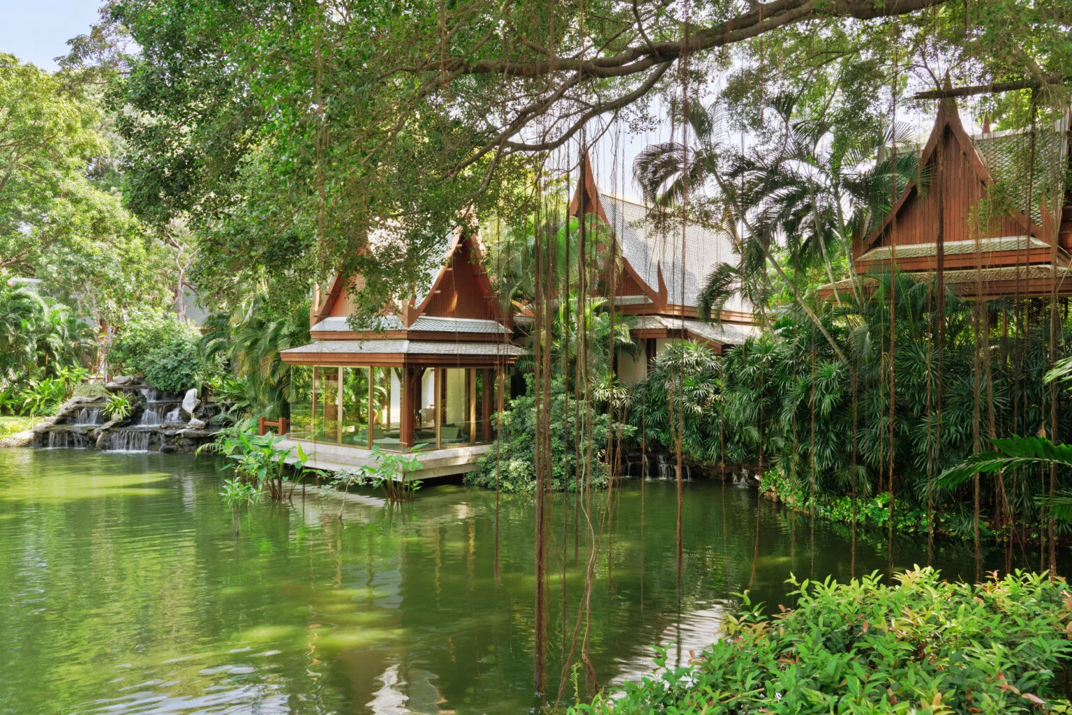 Thai-Pavillon am See in Chiva-Som, Hua Hin, in weichem Tageslicht