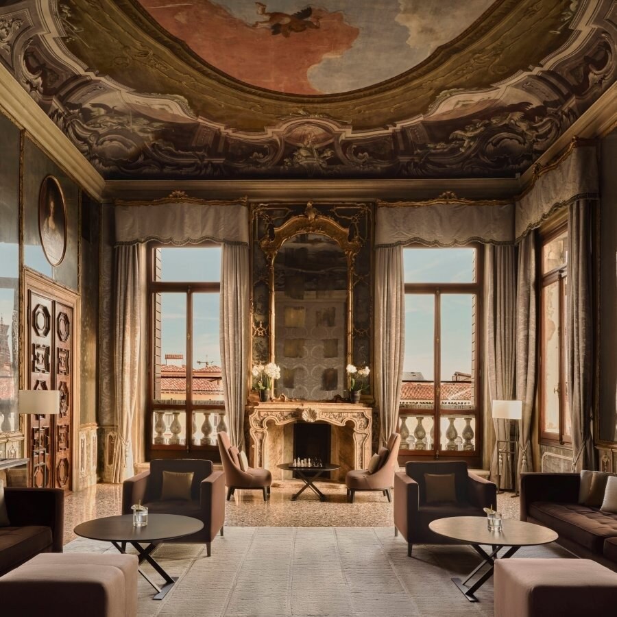 Piano nobile eines venezianischen Palazzos am Canal Grande mit Fresken und hohen Fenstern